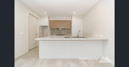 OVERSIZED TOWNHOUSE - Photo 3