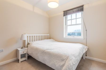 3 bedroom flat to rent - Photo 4
