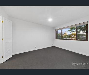 Renovated, Bright And Airy Apartment In The Heart of New Farm - Photo 3