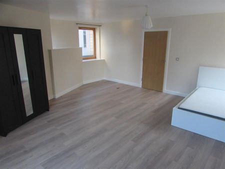 3 bedroom apartment to rent - Photo 4