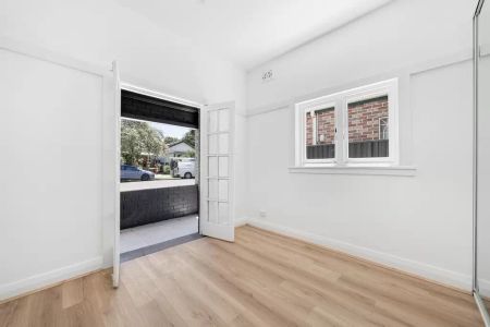 Spacious modern home in the heart of Marrickville - Photo 2