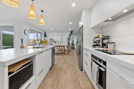 Charming 3BR Pukekohe Retreat w/ Garden! - Photo 4