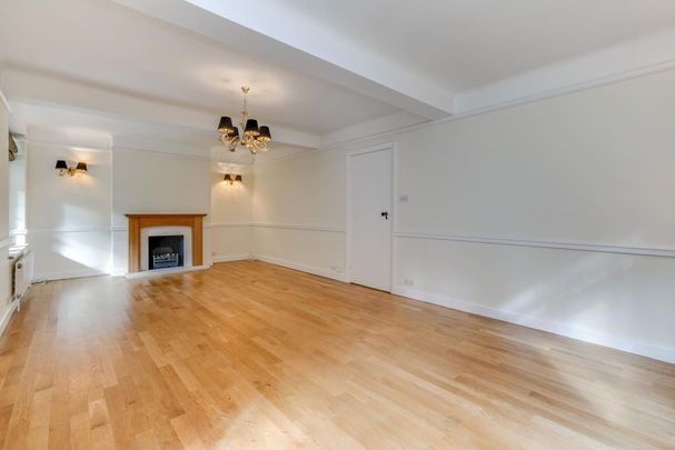 Fairwinds, 12 Oakfield Glade, Weybridge, Surrey, KT13 - Photo 1