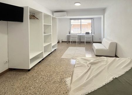 Carrer de Bernat i Baldoví, Burjassot, Valencian Community 46100 - Photo 3