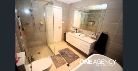 Show-stopping family home offering space and luxury - Photo 4