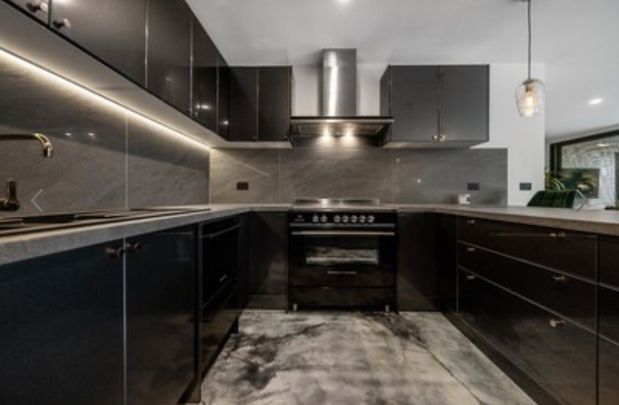 5 Lawrance Grove, - Photo 1