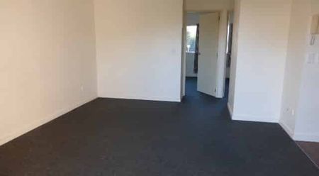 Modern, Warm & Low-Maintenance 2-Bedroom Apartment with Sunny Balcony and Secure Parking - Photo 3