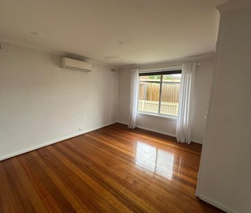 Contemporary Convenience with Privacy! - Photo 4