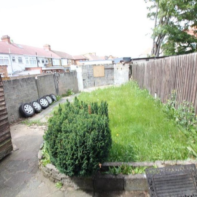 3 bedroom end of terrace house to rent - Photo 1