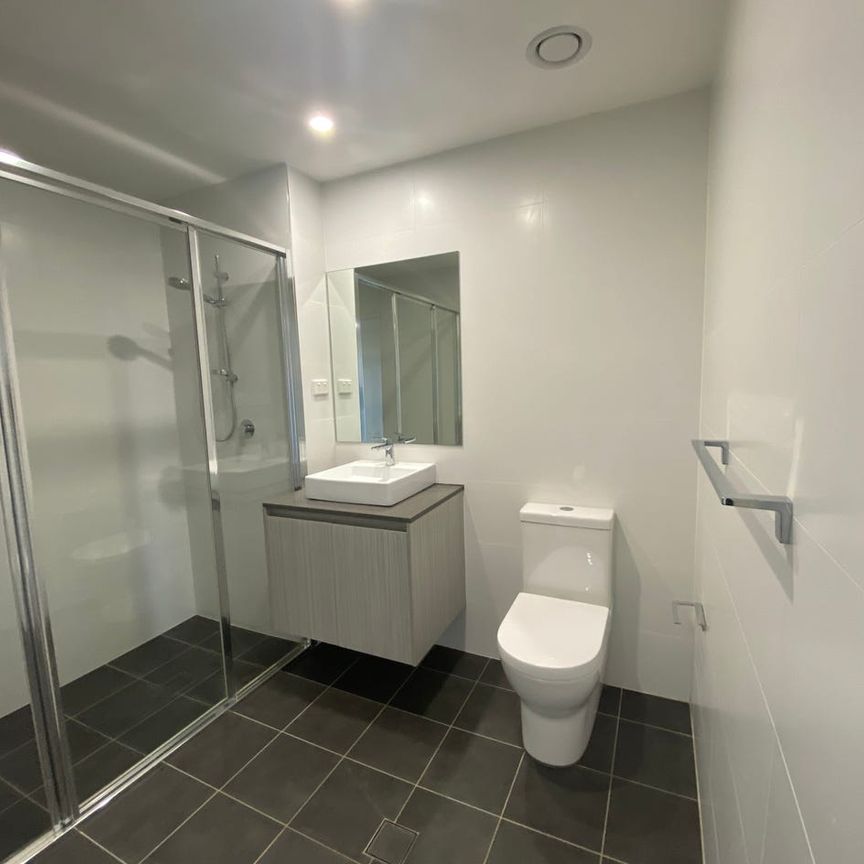 Modern, Light-Filled Apartment in the Heart of Penshurst – Pet Friendly! - Photo 1