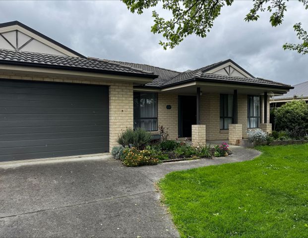 Family Living in a Prime Trafalgar Location - Photo 1