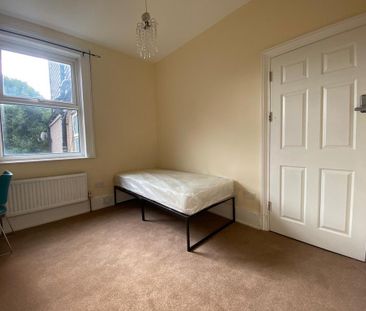 1 bedroom in a house share to rent - Photo 2