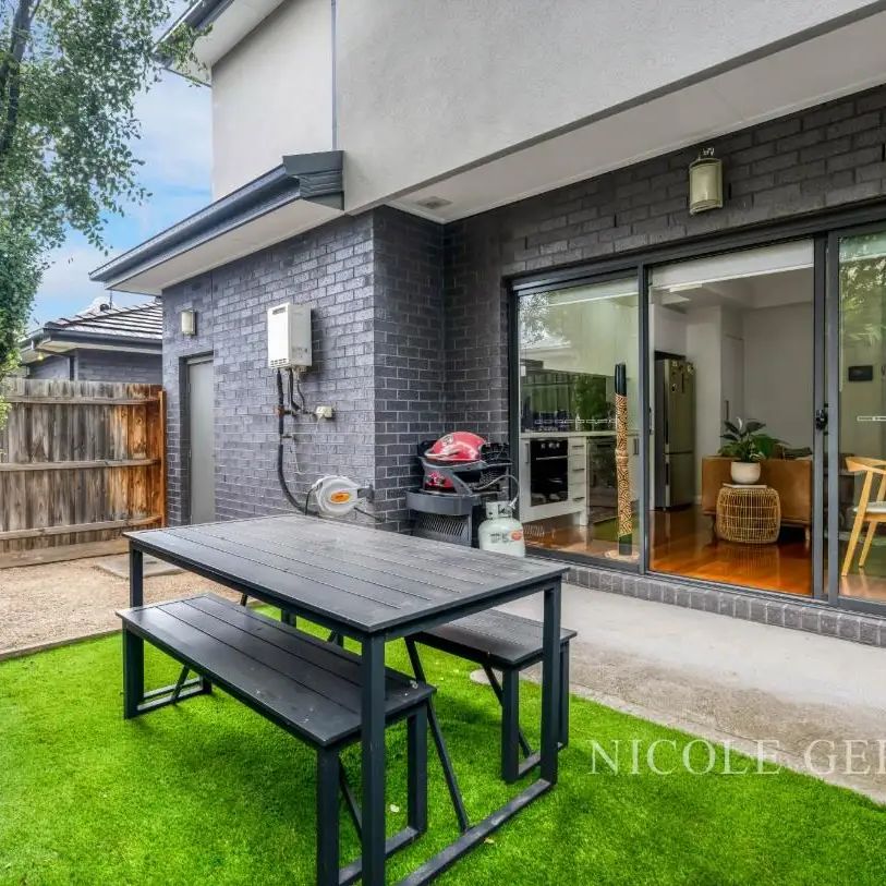 “Style & Luxury in Pascoe Vale” - Photo 1