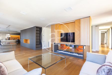 Penthouse for Rent on Carrer de València - Photo 2