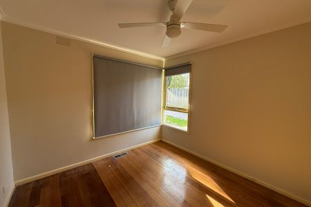 18 Taylor Street, Cranbourne VIC - Photo 5