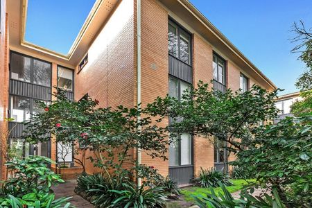 Private Toorak apartment with balcony - Photo 3