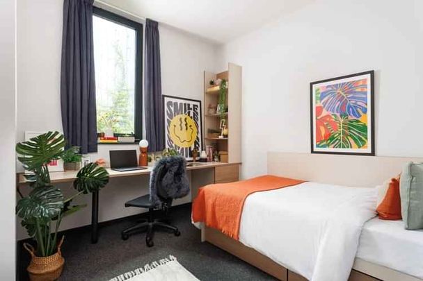 Large High Double Ensuite - Photo 1