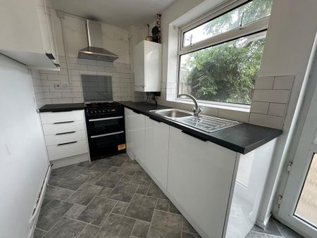 3 bedroom terraced house to rent - Photo 3