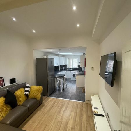 1 bedroom in a house share to rent - Photo 3
