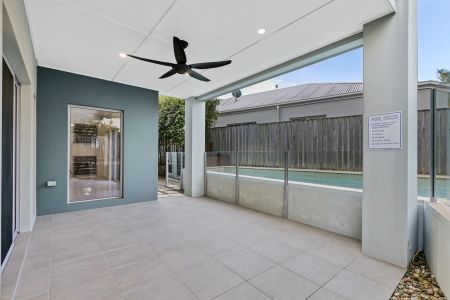 Large Family Home in a Great Street - Pool Maintenance Included! - Photo 3