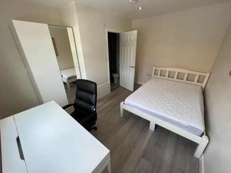 8 bedroom end of terrace house to rent - Photo 3