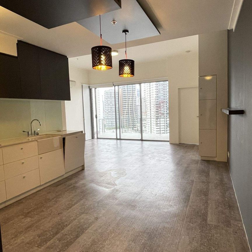 Top Floor Premium 2-Bedroom, 2-Bathroom Apartment with 1 Car Park - Photo 1