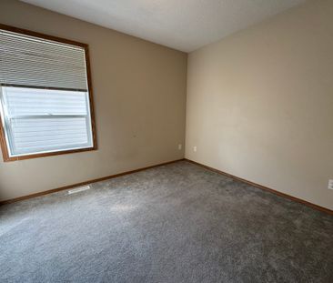 Spacious 3-Bed, 1-Bath Main with Fenced Yard! - Photo 5