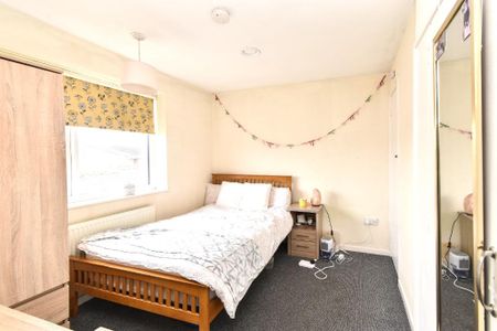 4 bedroom semi-detached house to rent - Photo 4