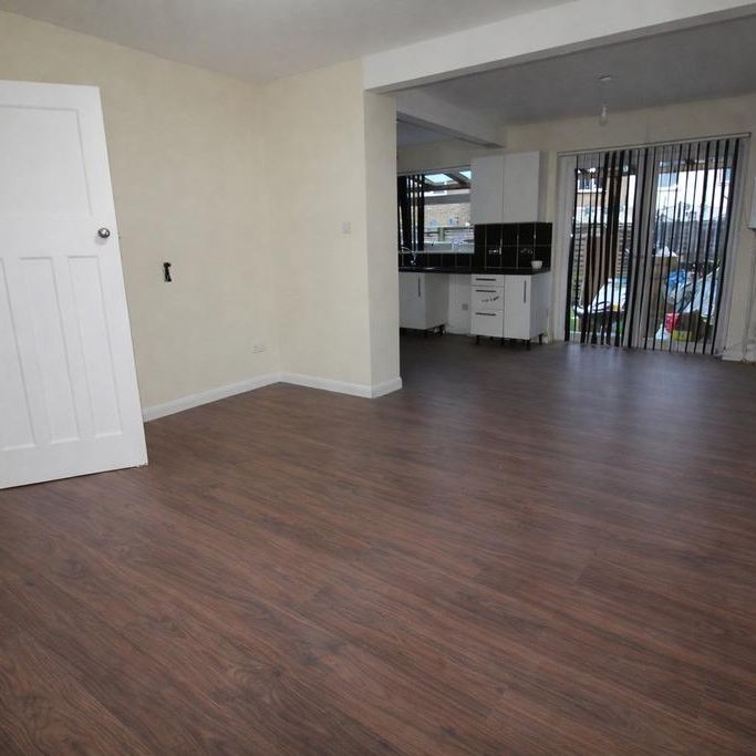 4 bedroom semi-detached house to rent - Photo 1