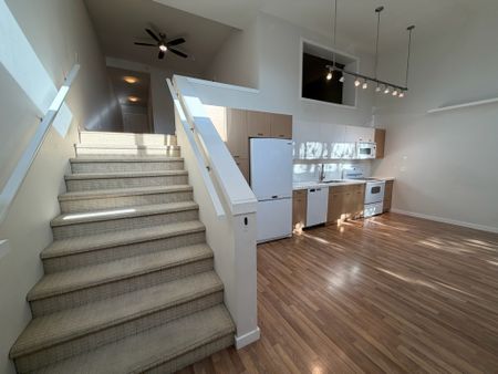 Landmark District: Lofted 1 bed+den Townhouse - Photo 2