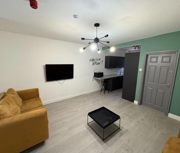 6 bedroom terraced house to rent - Photo 2