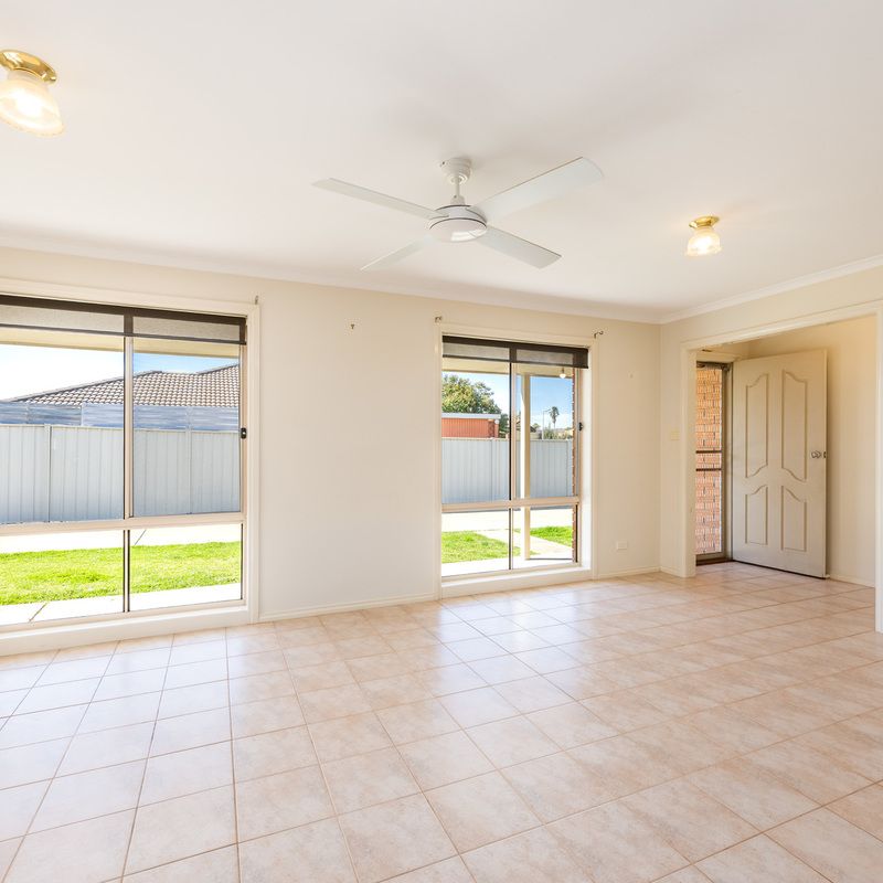 CHARMING 2-BEDROOM TOWNHOUSE IN PRIME SHEPPARTON LOCATION - Photo 1