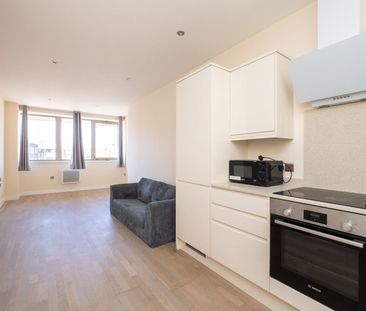 Cleeve Road, Leatherhead, KT22 - Photo 3