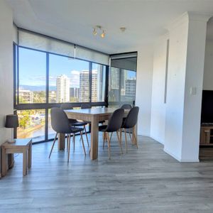 Central Surfers Paradise 100 m2 extra Large furnished 2 bedroom 2 bathroom apartment, - Photo 3