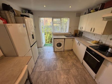 1 bedroom in a house share to rent - Photo 2