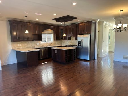 Charming Upper-Level 3-bedroom 2.5-bathroom Family Home - Photo 3