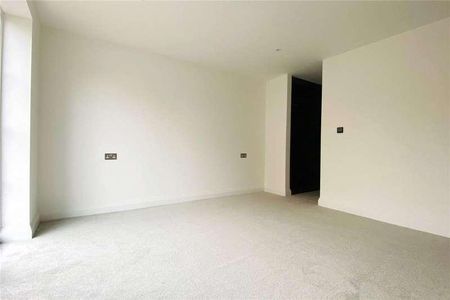 Drake Avenue, Staines-upon-thames, Surrey, TW18 - Photo 3