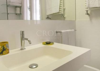 Elegant Apartment in the Heart of Rome: Between Piazza di Spagna and Via del Corso, in residence with dayluy cleaning , A/C wifi , consierge. Rif #1948