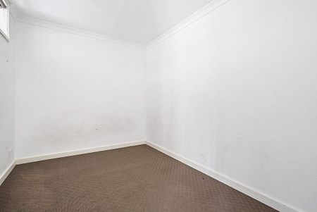 Convenient Low Maintenance 2 Bedroom Apartment in Prime Location! - Photo 2