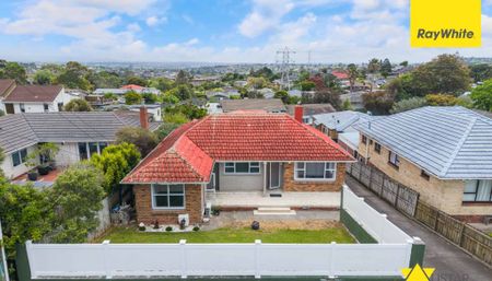 Warm, Practical Living in a Highly Convenient Location - Photo 3