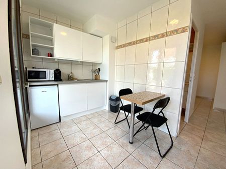 SAINTE SAVINE, T1 BIS MEUBLÉ DE 21M², LOYER TOUTES CHARGES COMPRISES - Photo 4