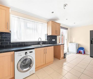 4 bedroom semi-detached house to rent - Photo 6