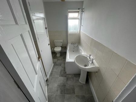 3 bed Terraced - To Let - Photo 5