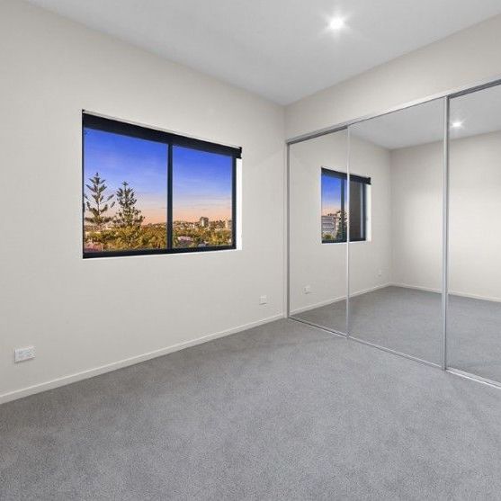 SPACIOUS TWO-BEDROOM APARTMENT IN WINDSOR! - Photo 1