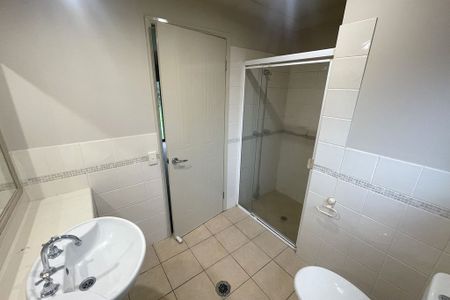 Stones throw to Coomera River - Photo 5