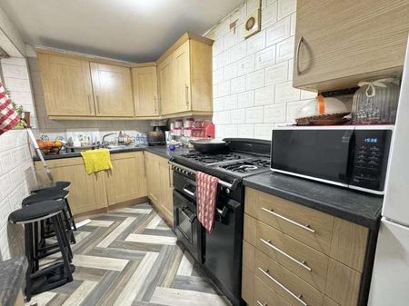 Sandhurst Place, Leeds, LS8 - Photo 3