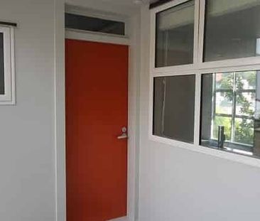 Modern 2 Bedroom tounhouse with bedroom balcony - Photo 3