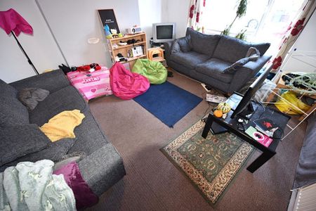 4 bedroom House in The Village Street, Burley - Photo 3