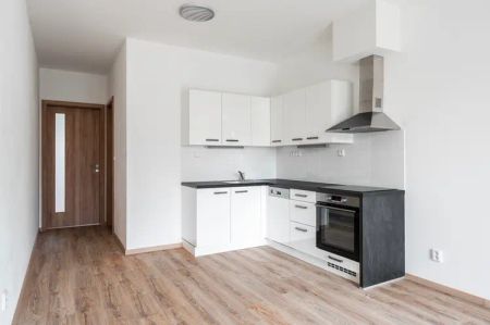 Moderní byt 2+kk s balkonem v centru města, 41 m - Фото 4