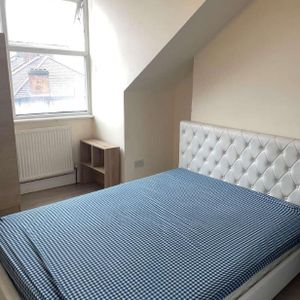 Friern Barnet Road, London, N11 - Photo 2